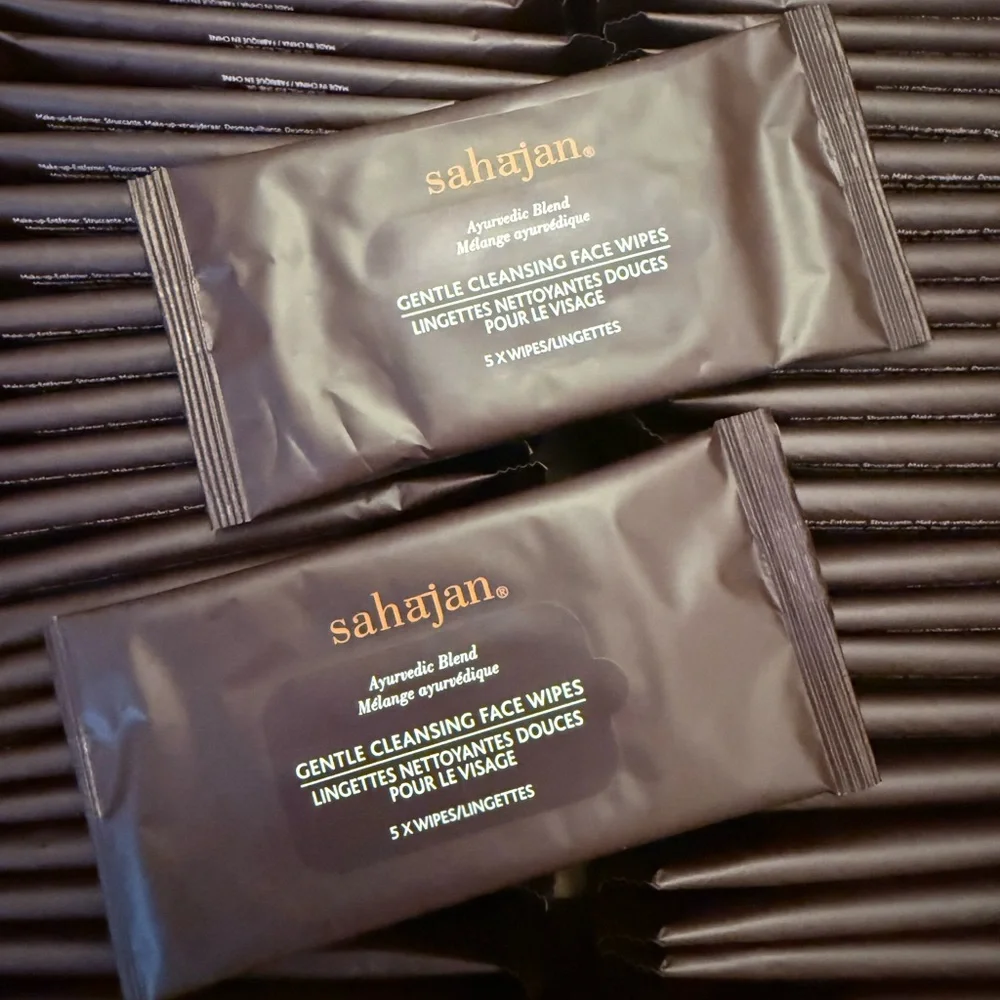 RITZ-CARLTON SAHAJAN AYURVEDIC BLEND GENTLE CLEANSING FACE WIPES / 50 PACKETS